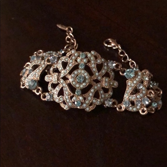 Beautiful turquoise and silver tone bracelet. - Picture 3 of 4